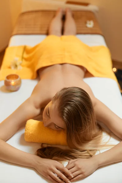 Mujer Spa. Hermosa rubia relajante en el salón de spa — Foto de Stock