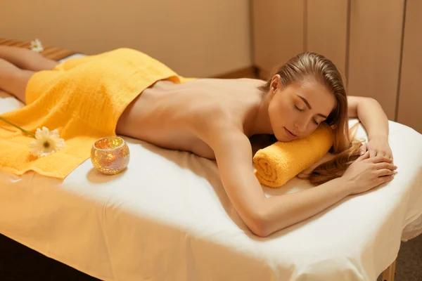 Wellnessfrau. schöne Blondine entspannt im Wellness-Salon — Stockfoto