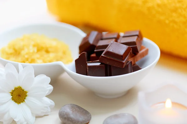 Vücut fırçalayın. Salt Scrub ve çikolata — Stok fotoğraf