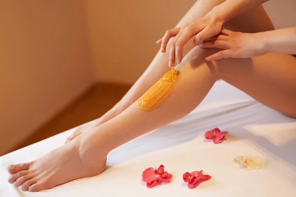 Lange Frauenbeine. Frau kümmert sich um ihre Beine. Zuckerkrankheit — Stockfoto