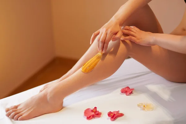 긴 여자 다리입니다. 여자는 그녀의 다리에 대 한 관심. Sugaring 치료 — 스톡 사진