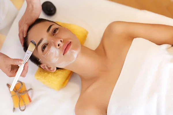 Tratamiento facial. Mujer en salón de belleza consigue máscara marina —  Fotos de Stock