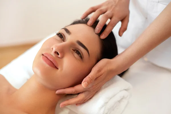 Hermosa joven recibiendo un tratamiento facial en el salón de belleza. — Foto de Stock