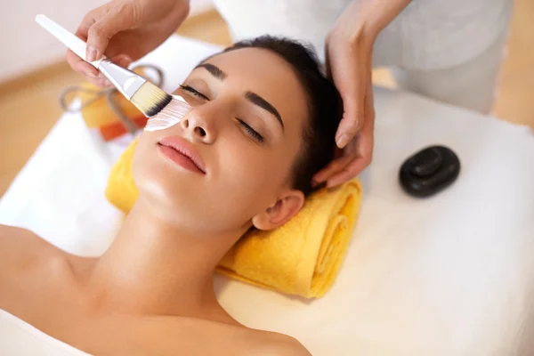 Tratamiento facial. Mujer en salón de belleza consigue máscara marina — Foto de Stock