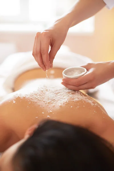 Spa Woman. Brunette Getting a Salt Scrub Beauty Treatment in the — Stock Photo, Image