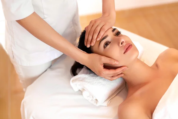 Masaje facial. Primer plano de una mujer joven recibiendo tratamiento de spa . — Foto de Stock