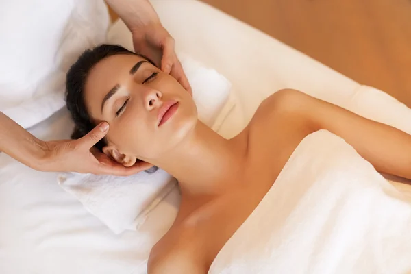 Hermosa joven recibiendo un tratamiento facial en el salón de belleza. — Foto de Stock