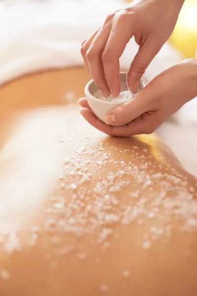 Spa Woman. Brunette Getting a Salt Scrub Beauty Treatment in the — Stock Photo, Image