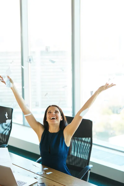 Junge Geschäftsfrau wirft Papiere in die Luft. Unternehmen p — Stockfoto