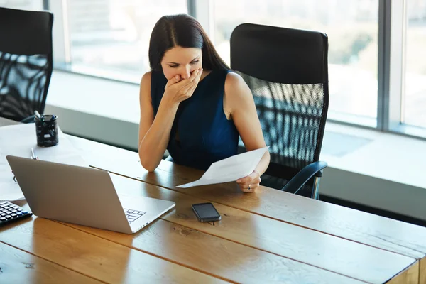 Retrato de una mujer de negocios confusa que trabaja con papeles en — Foto de Stock