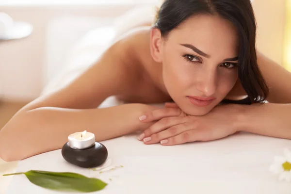 Spa Massage. Beautiful Brunette Gets Spa Treatment in Salon. — Stock Photo, Image