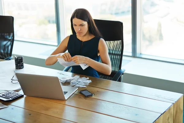 Porträt einer verwirrten Geschäftsfrau, die mit Papieren in — Stockfoto