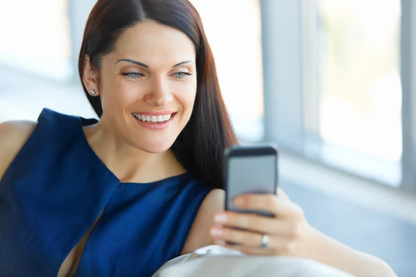 Affärskvinna med sin Smartphone-telefon på kontoret — Stockfoto