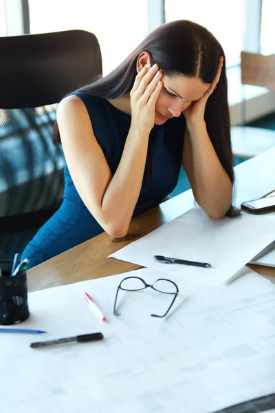 Mulher de negócios stressada no seu local de trabalho. Empresários — Fotografia de Stock