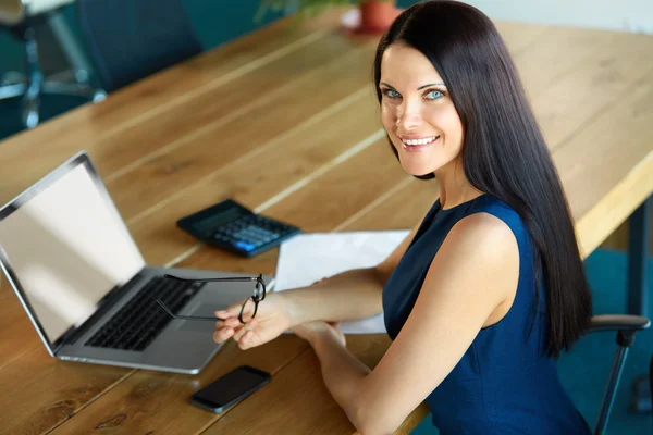 Zakenvrouw via haar Laptop Computer op kantoor. Zakelijke Peo — Stockfoto