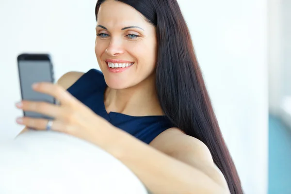 Mulher de negócios usando seu smartphone no escritório — Fotografia de Stock