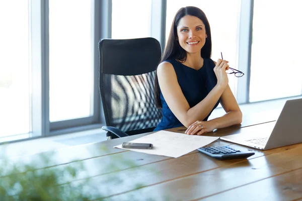 Geschäftsfrau mit ihrem Laptop im Büro. geschäftliche Kontakte — Stockfoto