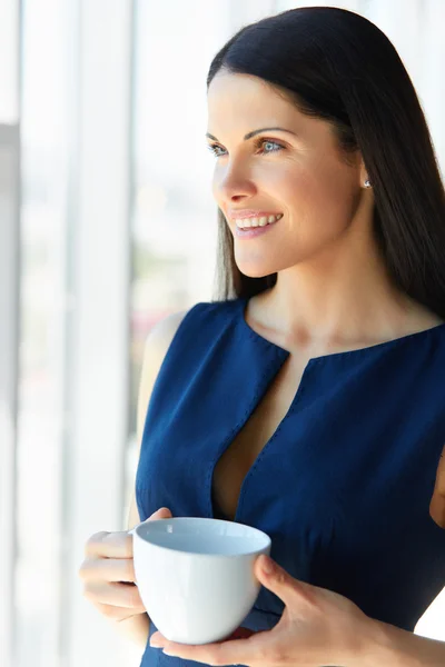 Mulher de negócios tem pausa para café no escritório. Empresários — Fotografia de Stock