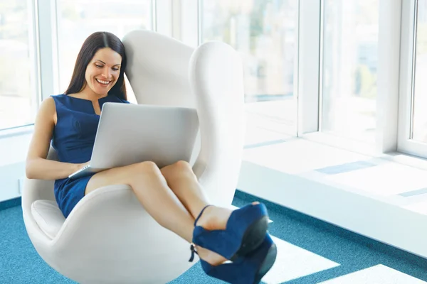 Mujer de negocios usando laptop en la oficina. Gente de negocios — Foto de Stock