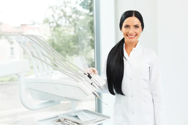 Dentysta portret. Smiling kobieta w jej miejscu pracy. Klinika stomatologiczna — Zdjęcie stockowe