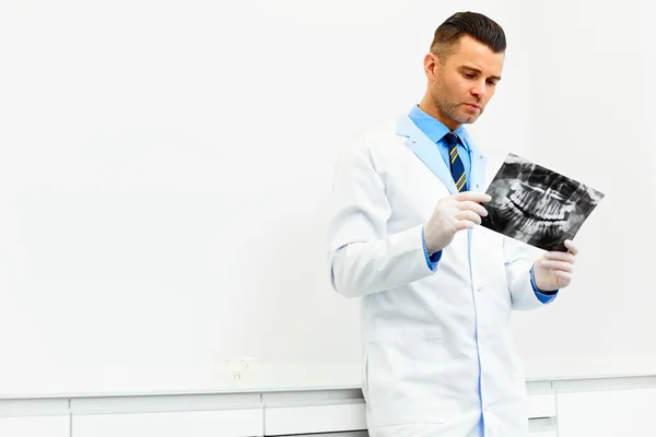 Médecin dentiste regardant les rayons X à l'hôpital . — Photo