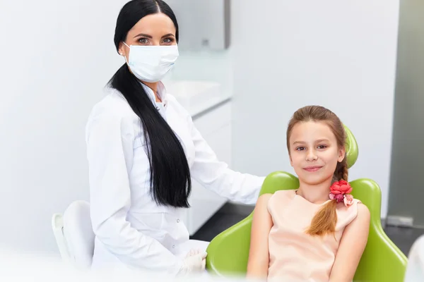 Tandläkare och Patient i tandläkare kontor. Barn i Dental stolen — Stockfoto