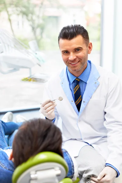 Tandläkare och Patient i tandläkare kontor. Ung Man i Dental C — Stockfoto