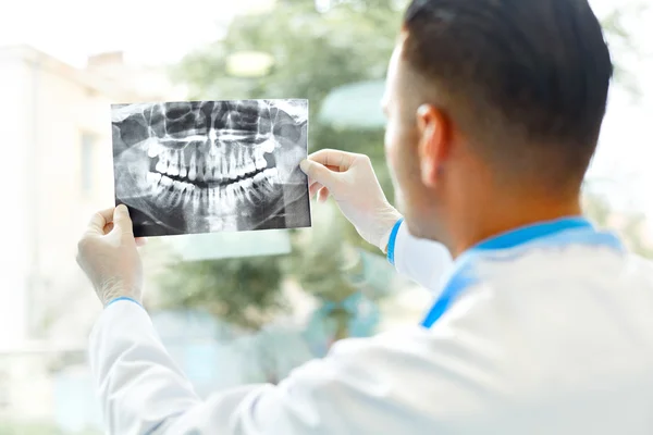 Tandläkare läkare titta på röntgen på sjukhuset. — Stockfoto