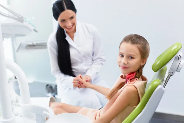 Dentista e paziente nello studio dentistico. Bambino sulla sedia dentale — Foto Stock