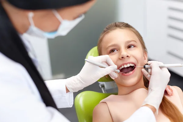 Controllo dei denti nello studio del dentista. dentista esaminando ragazze denti — Foto Stock