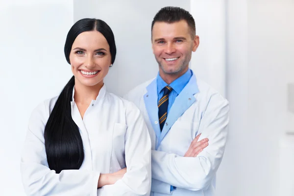 Equipa Dentista da Clínica Dentária. Dois médicos sorridentes em seu trabalho — Fotografia de Stock