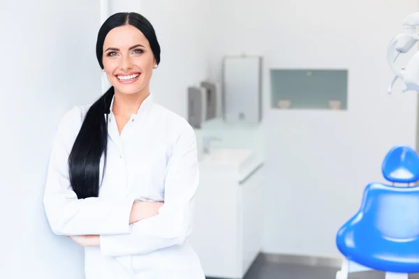 Diş hekimi portre. Genç kadın doktor diş Kliniği. Diş araba — Stok fotoğraf