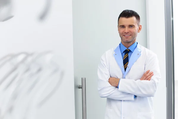 Retrato Dentista. Médico Jovem na Clínica Dental. Cuidados com os dentes — Fotografia de Stock