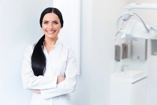 Zubař portrét. Žena s úsměvem na jejím pracovišti. Zubní klinika — Stock fotografie