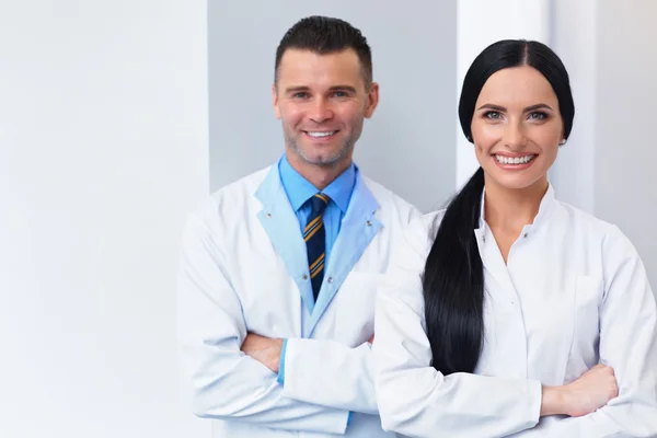 Equipa Dentista da Clínica Dentária. Dois médicos sorridentes em seu trabalho — Fotografia de Stock