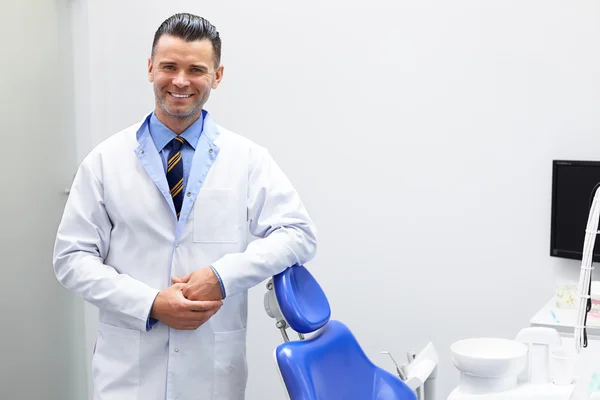 Tandläkare läkare porträtt. Ung Man på sin arbetsplats. Dental Clin — Stockfoto