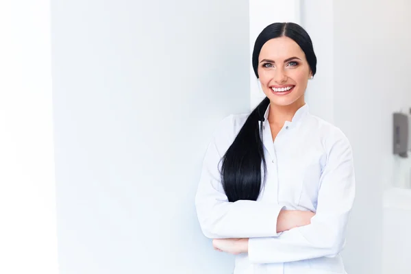 Retrato de dentista. Doctora Joven en la Clínica Dental. Dientes de coches —  Fotos de Stock