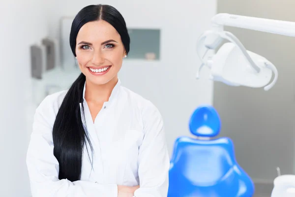 Tandläkare porträtt. Ung kvinna läkare på tandkliniken. Tänder bil — Stockfoto