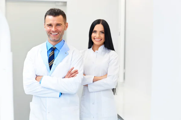 Equipa Dentista da Clínica Dentária. Dois médicos sorridentes em seu trabalho — Fotografia de Stock