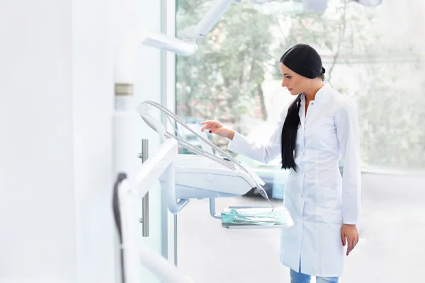 Tandarts arts bereidt apparatuur voor een werk. Tandheelkundige kliniek — Stockfoto