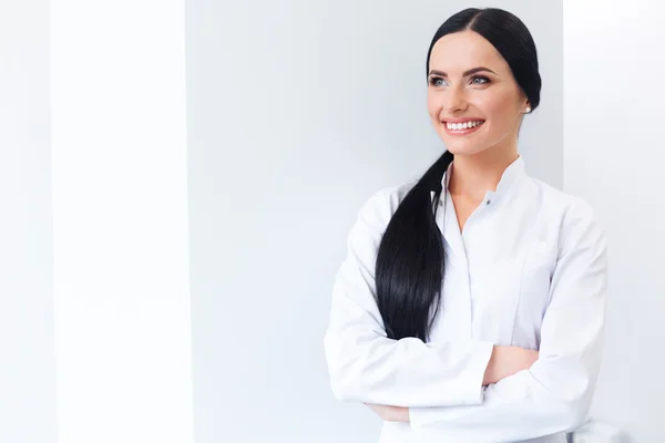 Retrato de dentista. Mujer sonriendo en su lugar de trabajo. Clínica dental —  Fotos de Stock