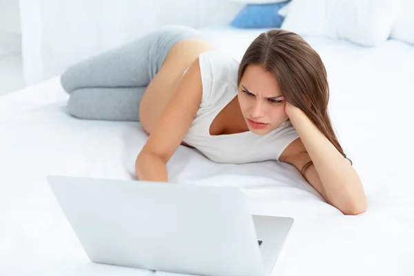 Depressed Pregnant Woman Works at Laptop Computer While Lying on — Zdjęcie stockowe