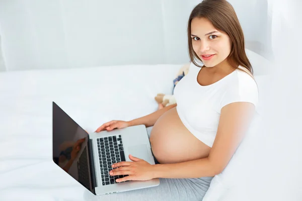 Pregnant Woman With Laptop Computer. Beautiful Pregnant Woman Wo — Zdjęcie stockowe