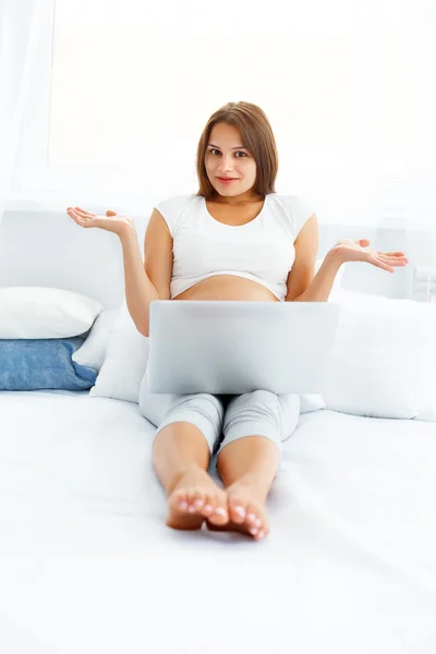 Pregnant Woman feels Confused While Using her Laptop Computer — Stockfoto