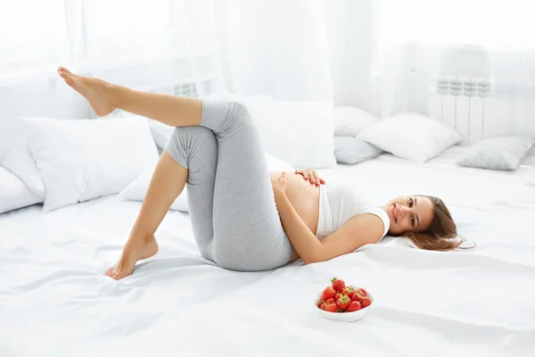 Glücklich schwangere Frau fühlt sich gesund und bekommt Spaß. Gesunde Ernährung — Stockfoto