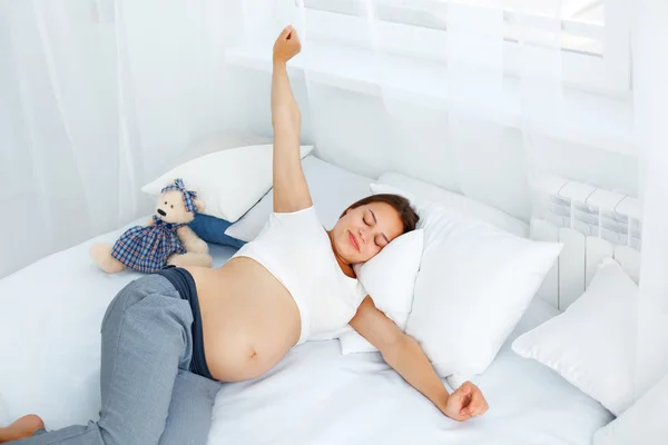 La mujer embarazada se despierta por la mañana. Mamá esperando al bebé. Bea. — Foto de Stock