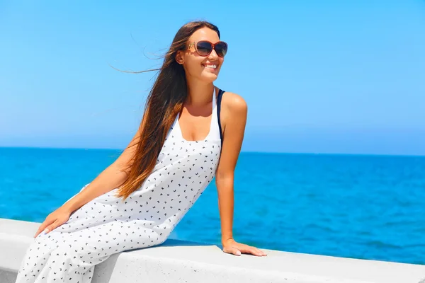 Woman with long hair enjoying summer near the sea. — Stockfoto