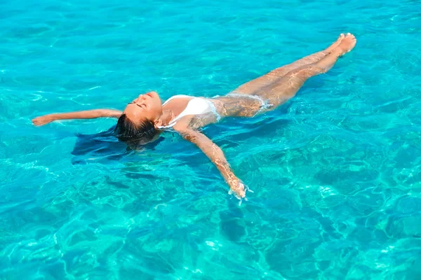 Chica relajante en el mar — Foto de Stock