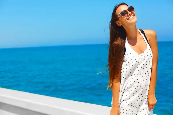 Menina se divertindo junto ao mar — Fotografia de Stock