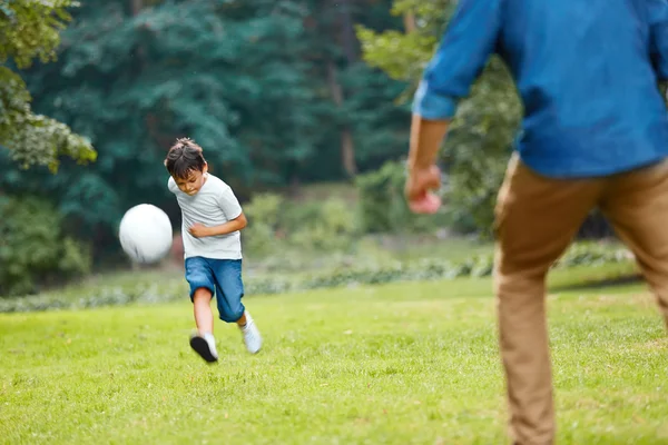 Futebol de verão. Pai e filho jogando futebol . — Fotografia de Stock